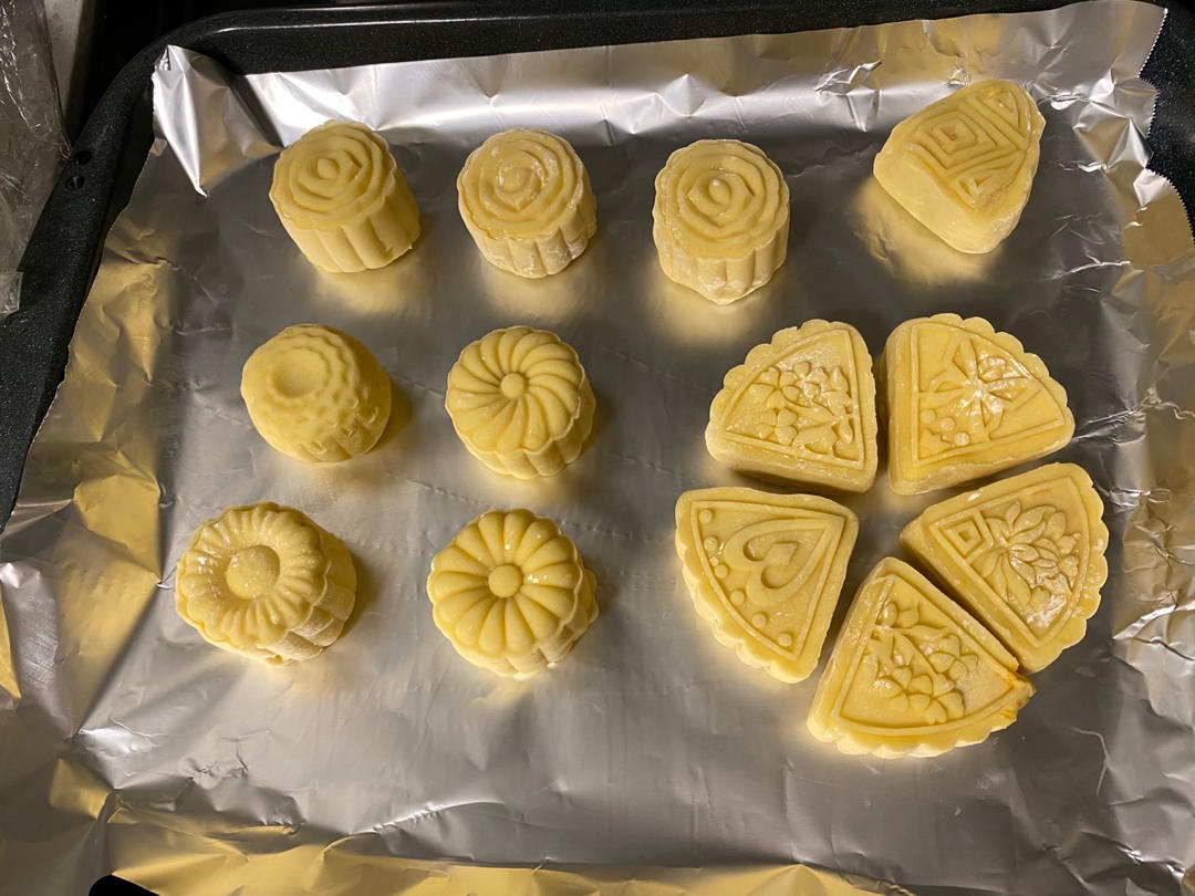 💃奶黄流心月饼——这是可以让你坐稳朋友圈厨霸位置的月饼🥮，没人点赞算我输👎