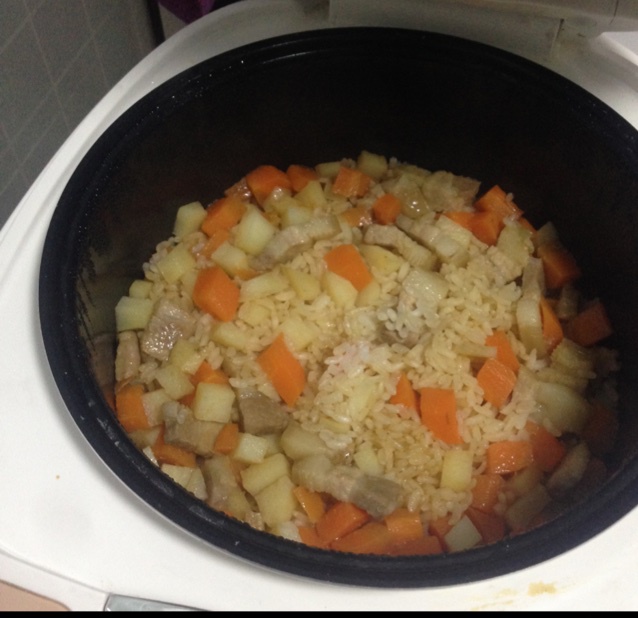 土豆五花肉焖饭