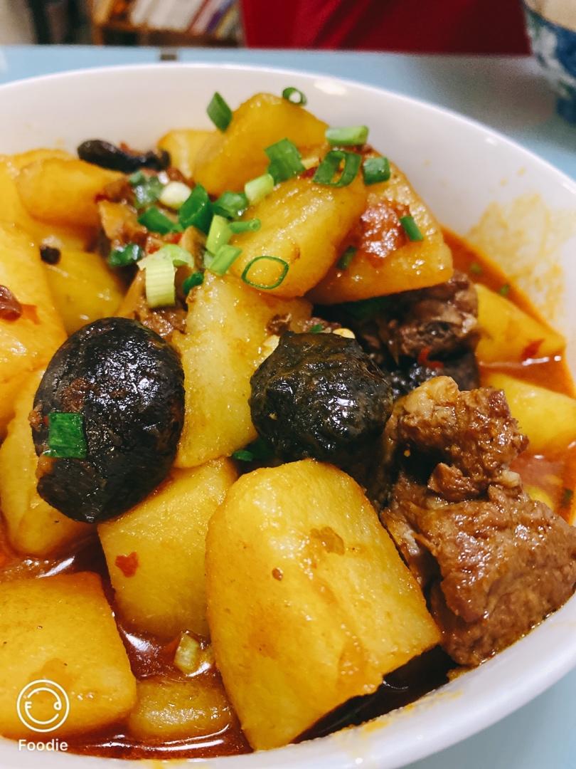 超级下饭的土豆烧排骨