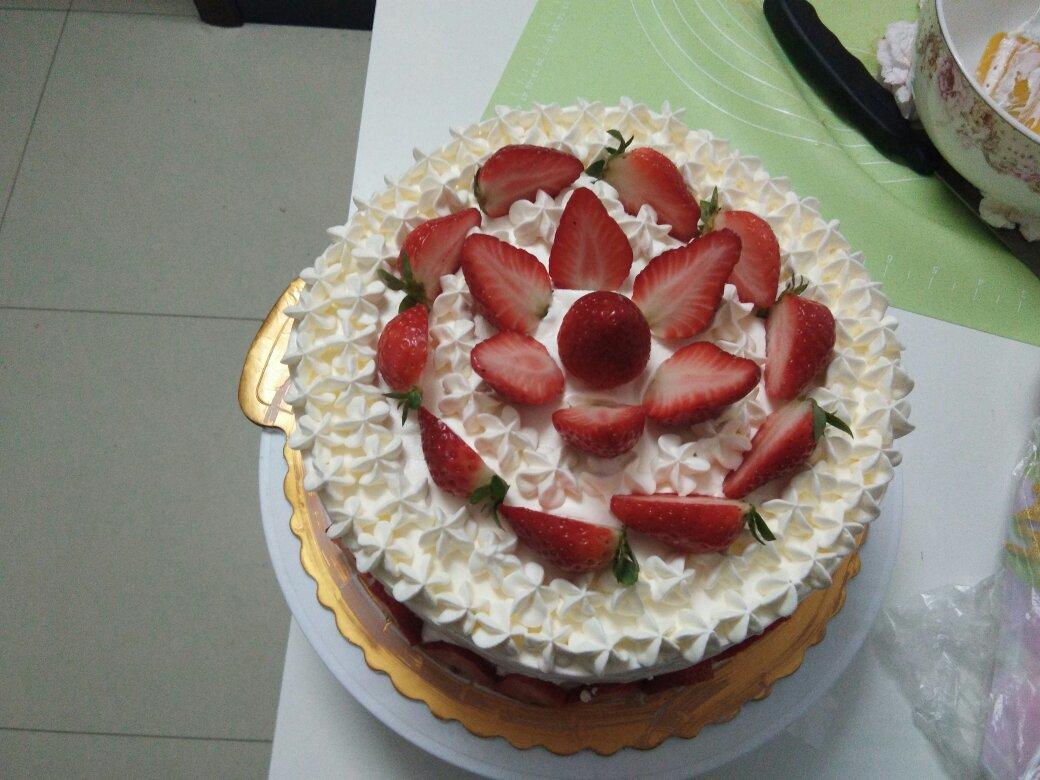 奶油草莓装饰蛋糕