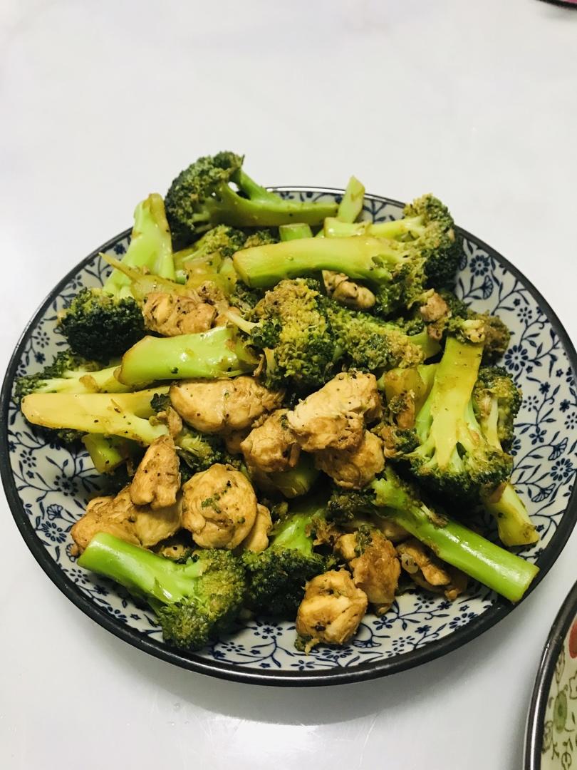 西蓝花炒鸡胸肉（最近爱上减脂餐）
