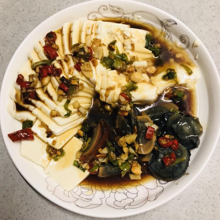 双椒拌皮蛋豆腐
