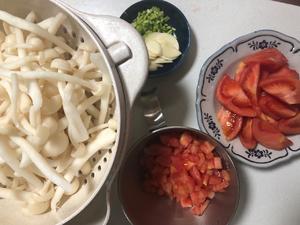 茄汁白玉菇的做法 步骤2