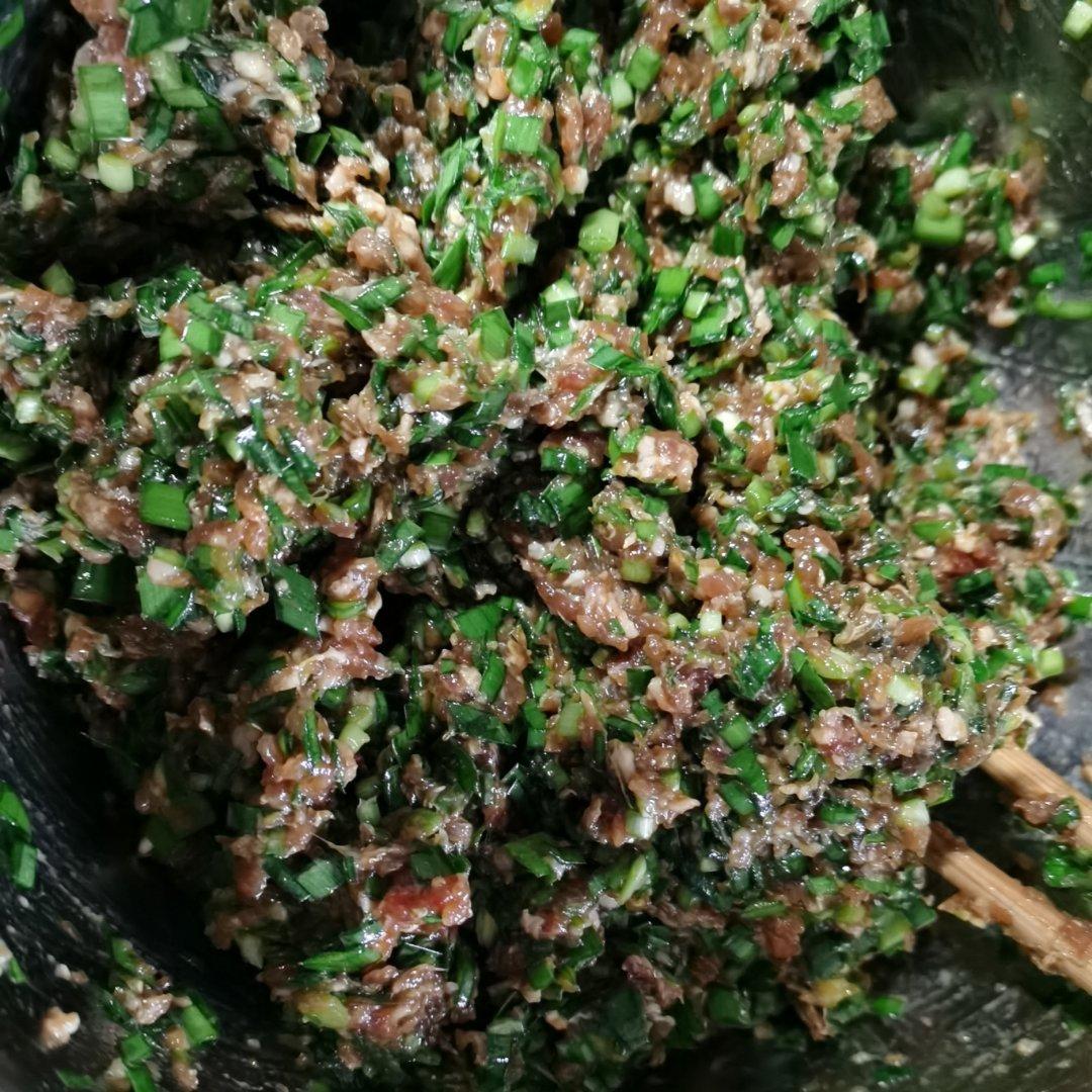 韭菜猪肉饺子(附擀皮和最简单的饺子包法)