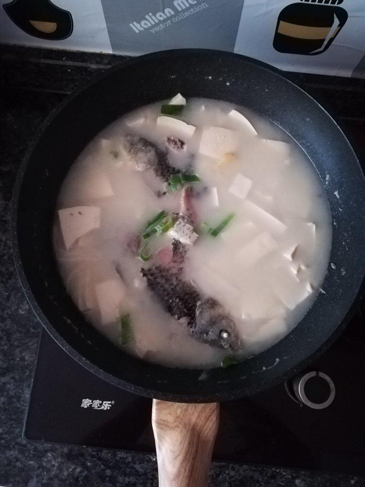 鲫鱼豆腐汤
