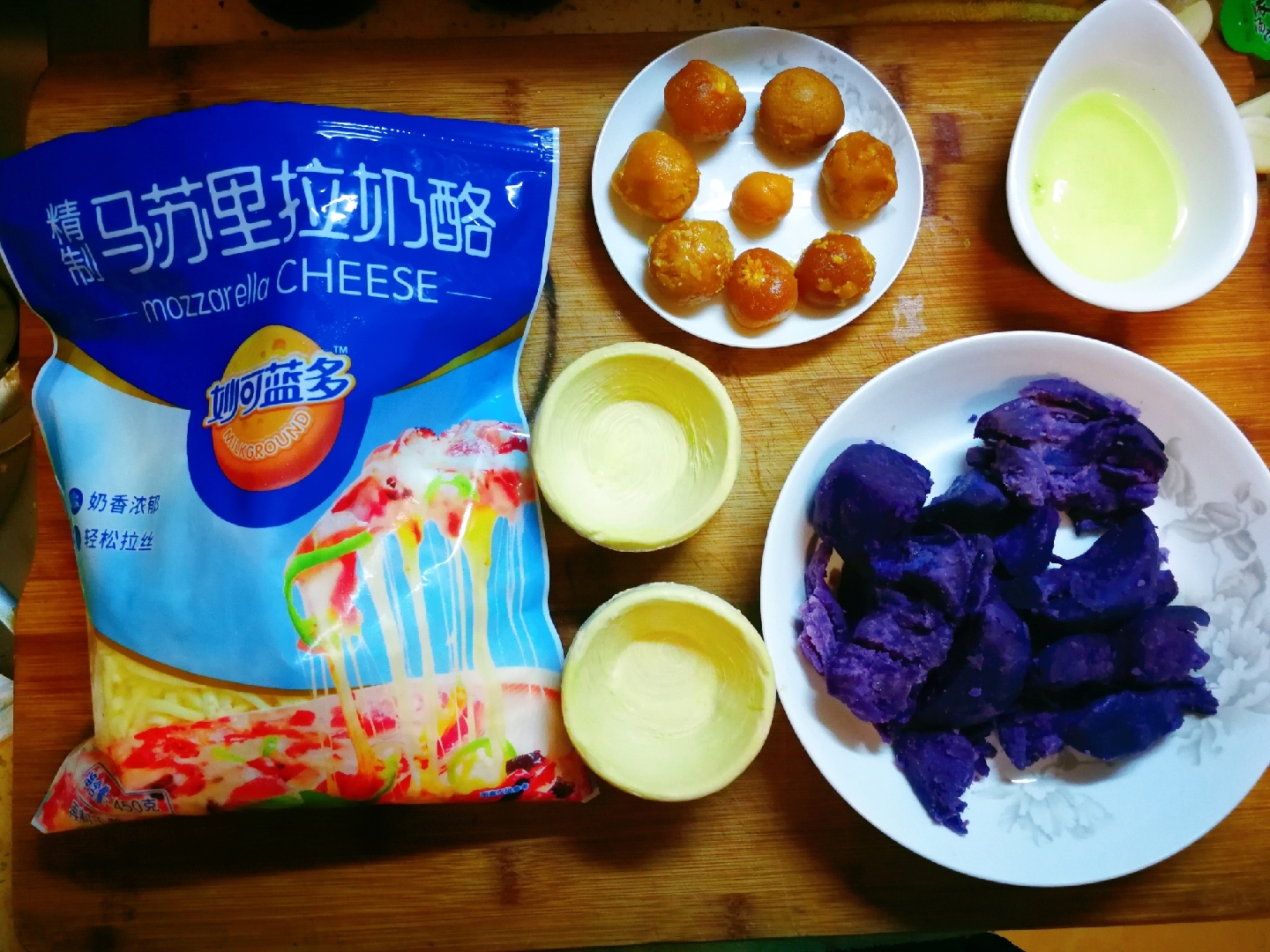 简易版紫薯蛋黄酥的做法 步骤1