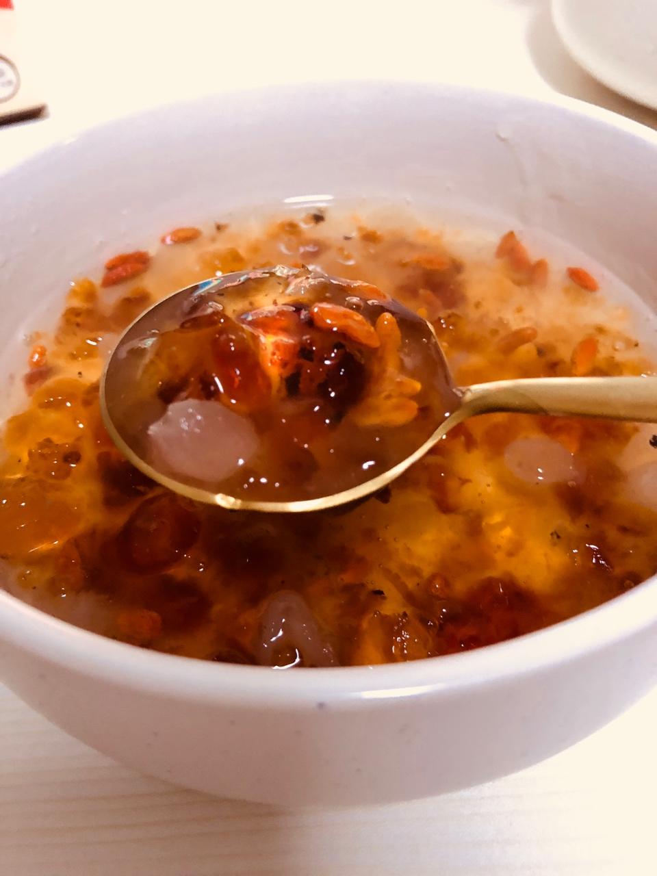 美容润肤 益气补血《桃胶皂角米百合银耳红枣羹》