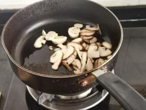 蚕豆杂菌汤--太太乐鲜鸡汁快手菜的做法 步骤2