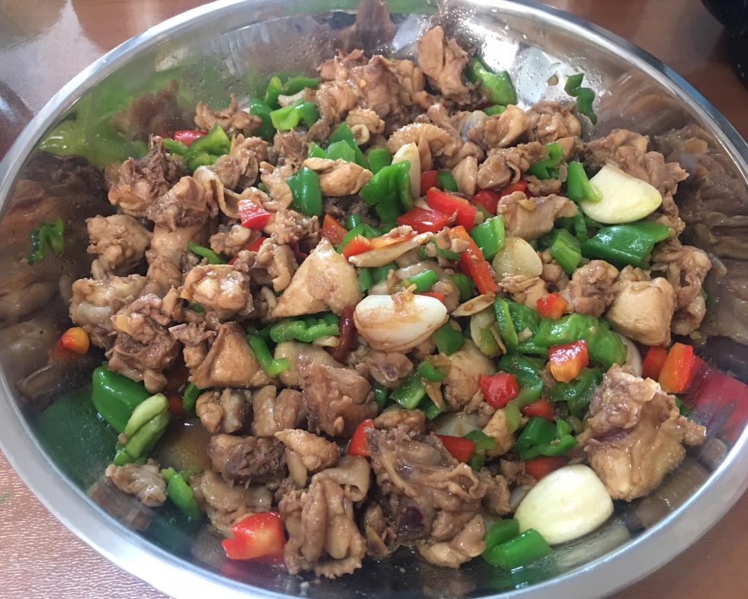 厨师长教你：“青椒炒鸡丁”的家常做法，开胃又下饭，味道很赞