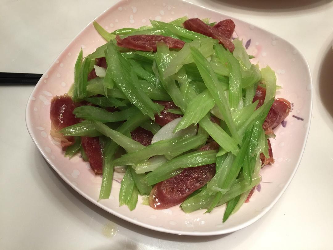 西芹炒腊肠（热菜）