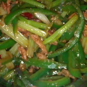 青椒芹菜炒肉的做法 步骤3
