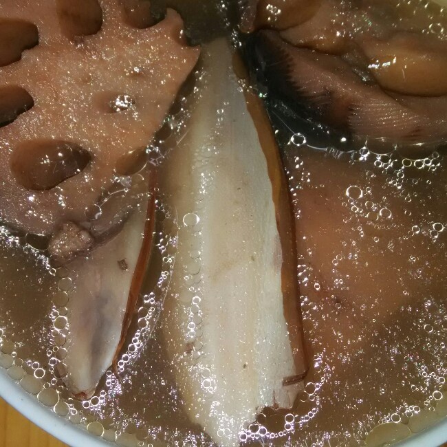 莲藕木鱼排骨汤
