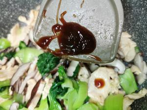 滑嫩好吃的香菇油菜炒鸡片，健身减肥好选择的做法 步骤16