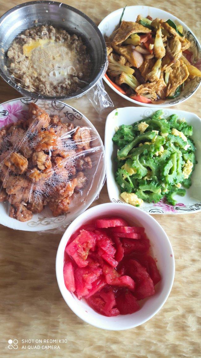 就像有句话所说：成年人的世界里，从来就没有“容易”二字。很多时候，你只能单枪匹马，直面生活的兵荒马乱。