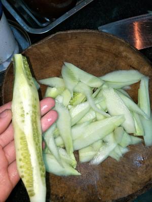 黄瓜面疙瘩汤的做法 步骤2
