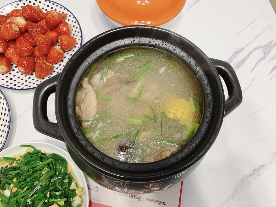 山药玉米筒骨汤🥣温润清喉暖胃，用料少汤清甜