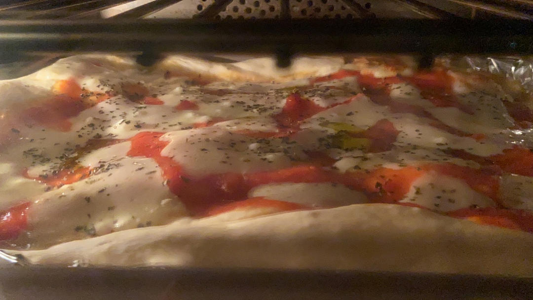 从饼皮开始，烤正宗的玛格丽特披萨