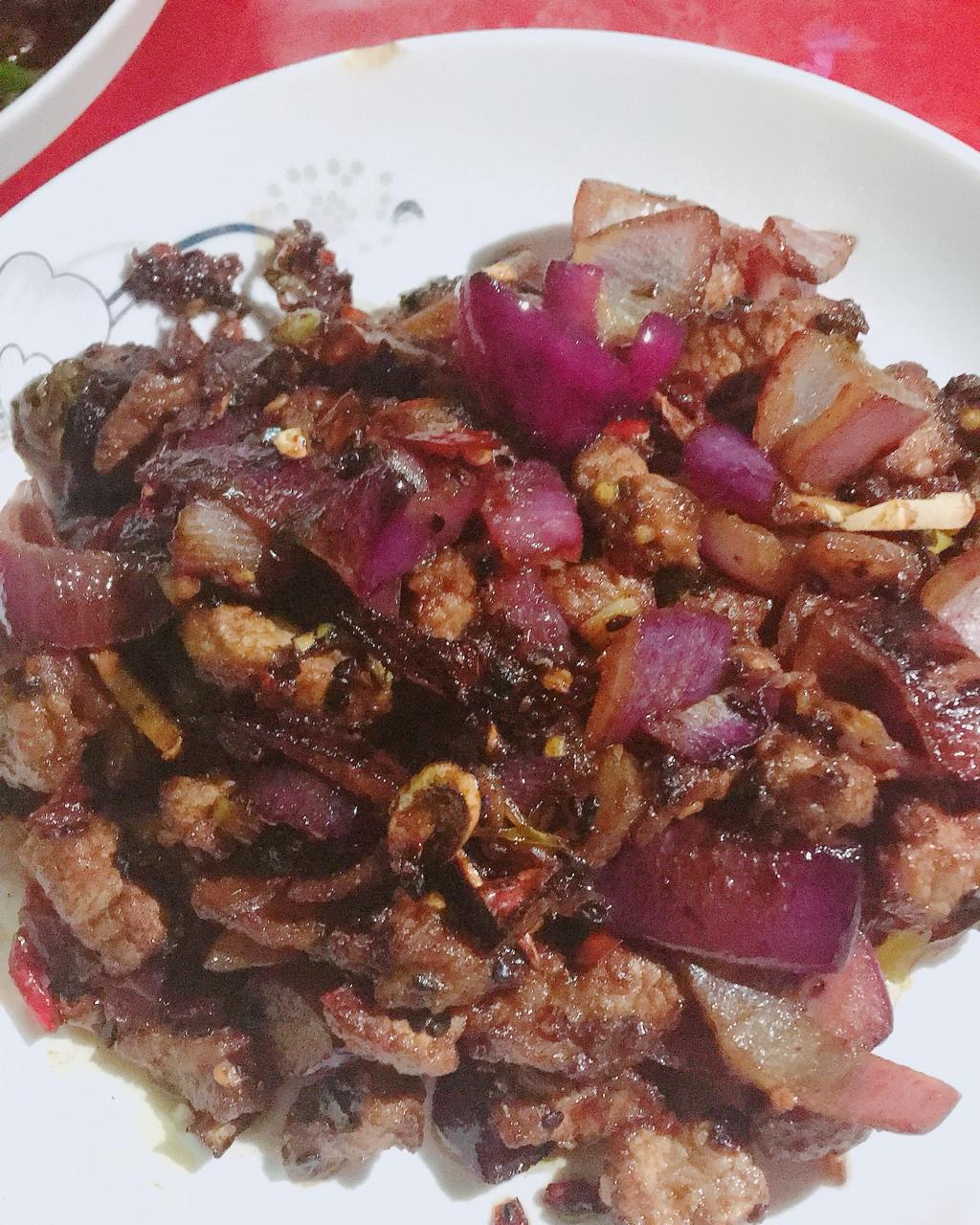 孜然洋葱炒牛肉粒