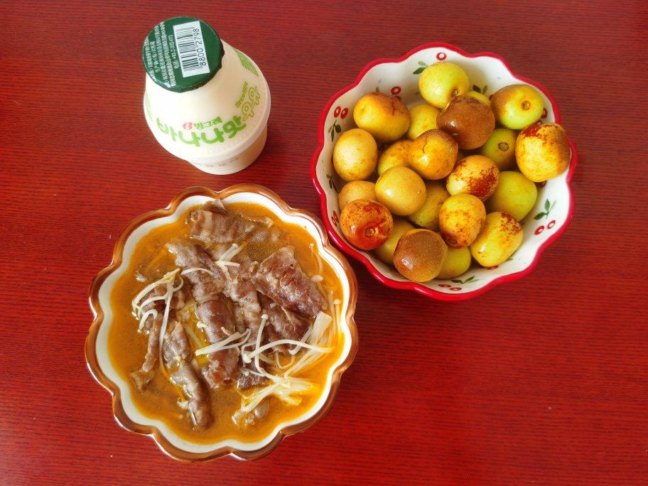 酸汤金针菇肥牛卷