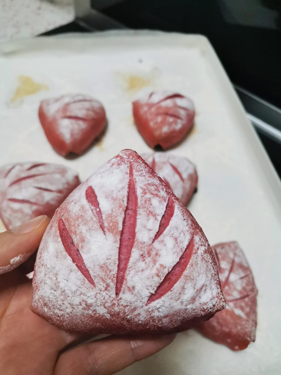 火龙果软欧包，粉嘟嘟～