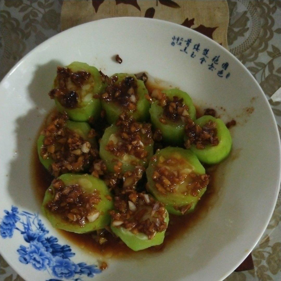 只需要五分钟就可以的美味蒜蓉蒸丝瓜