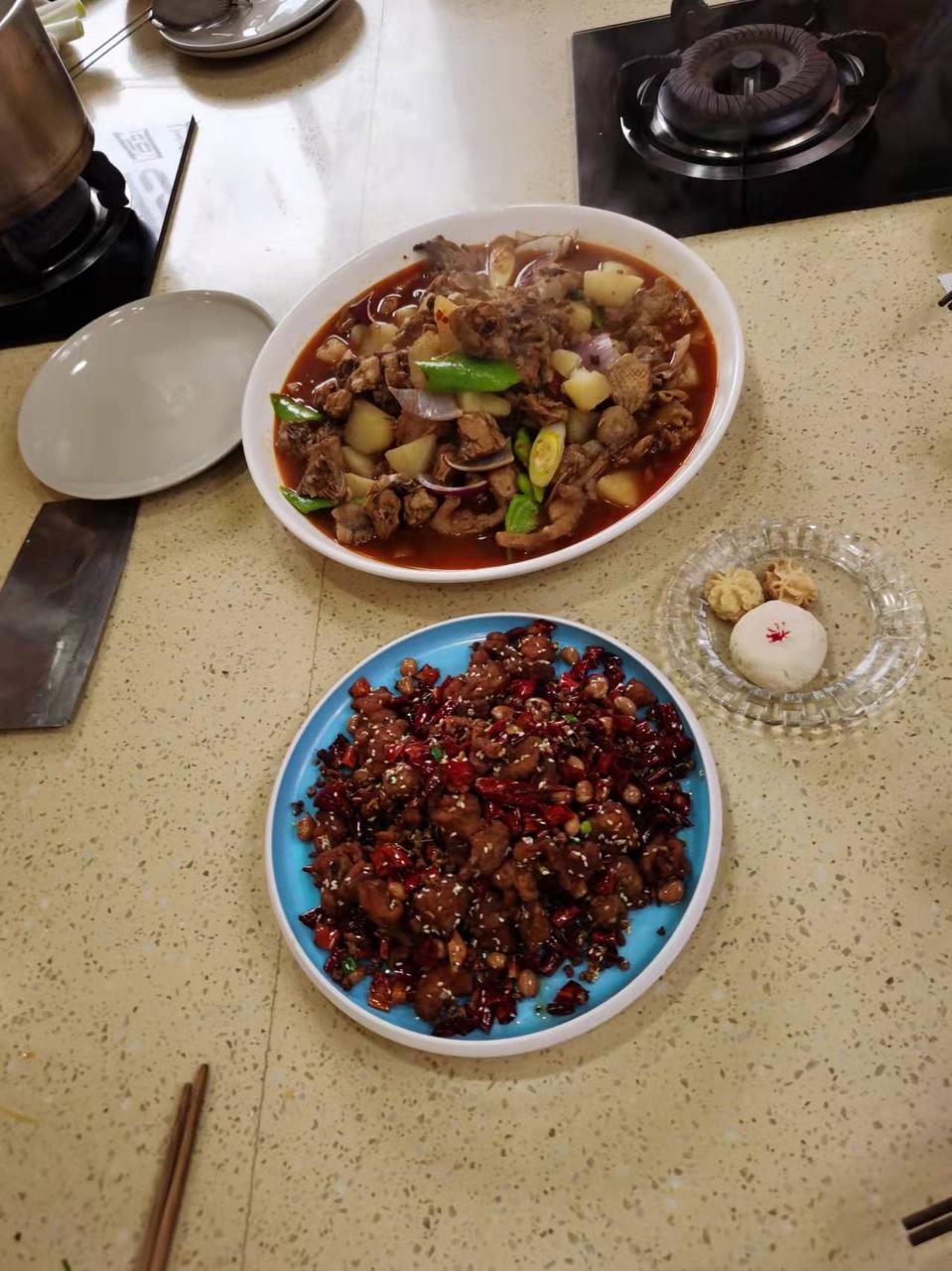 家常土豆红烧肉、可乐鸡翅、糖醋里脊广式白切鸡、干炸芳香排骨、椒盐蘑菇