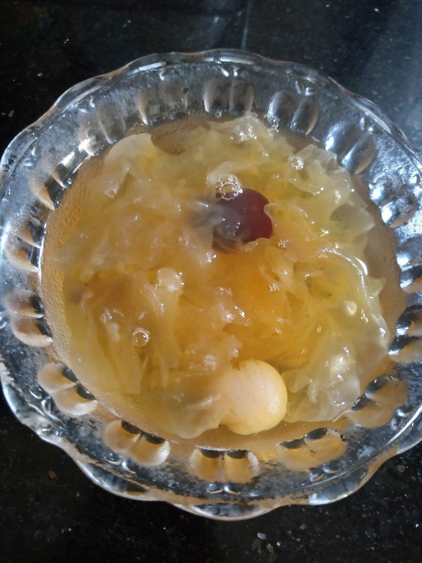 冰糖银耳红枣汤