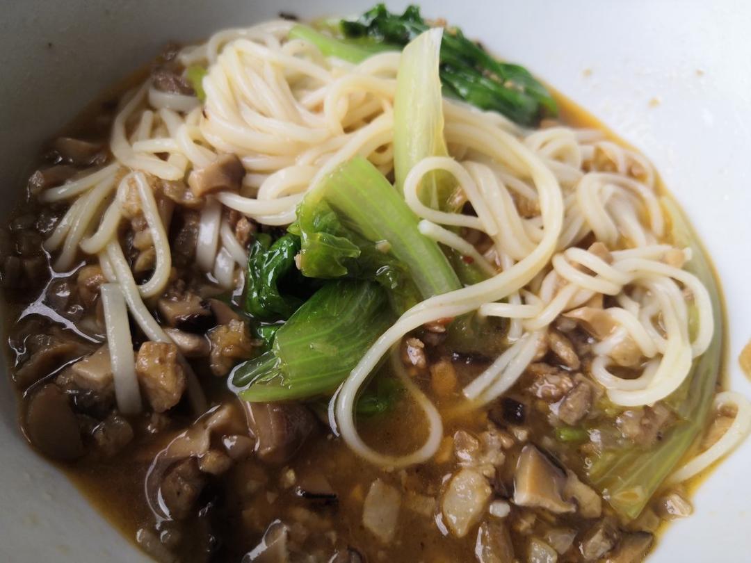 诺诺来吃做的香菇肉酱米线