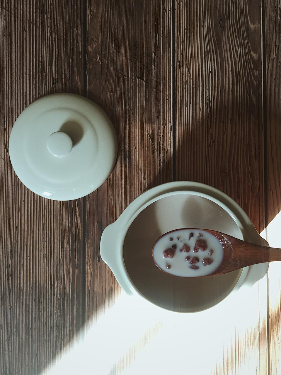 红枣红豆薏仁牛奶粥