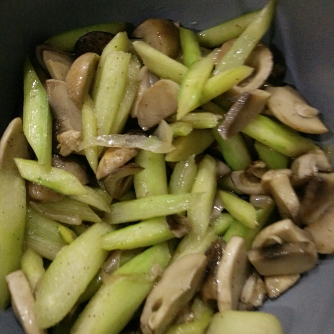 芦笋炒蘑菇
