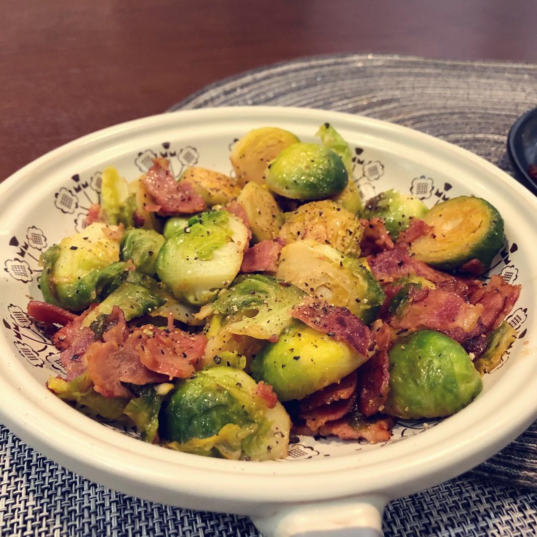 适合闺蜜聚会的小菜：黄油风味培根炒孢子甘蓝