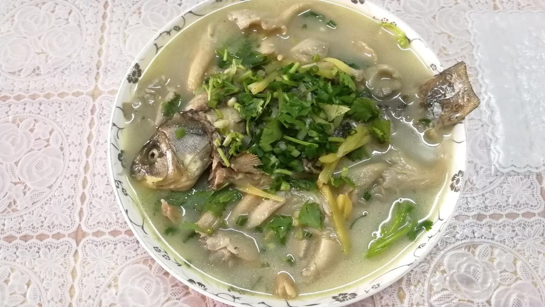 鲜菌奶白鲫鱼汤