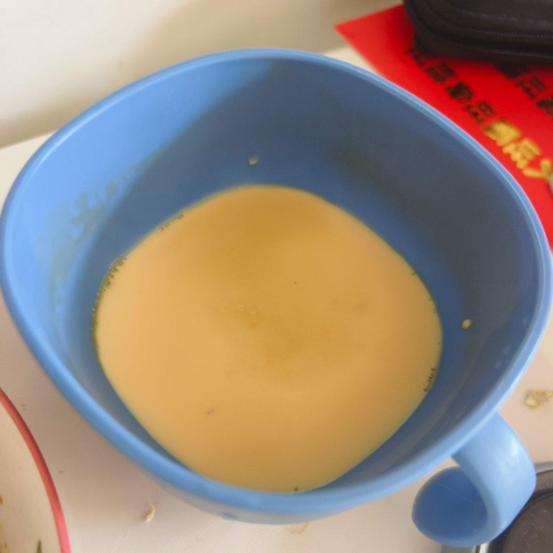 宝宝7个月辅食蛋黄蒸蛋