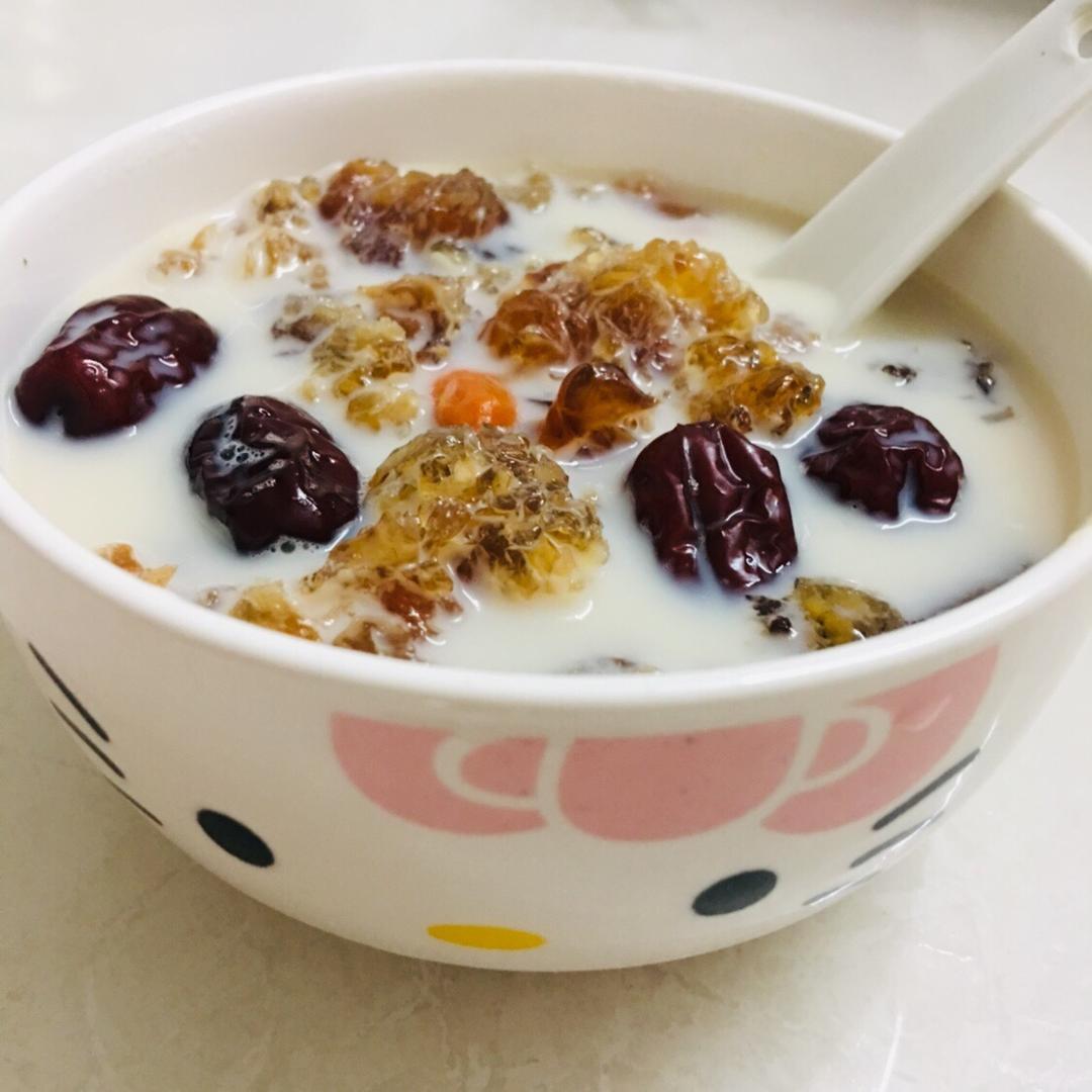 牛奶枸杞红枣桃胶