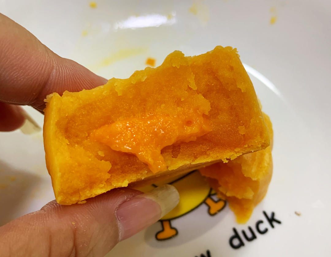 💃奶黄流心月饼——这是可以让你坐稳朋友圈厨霸位置的月饼🥮，没人点赞算我输👎