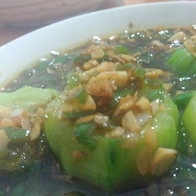 只需要五分钟就可以的美味蒜蓉蒸丝瓜