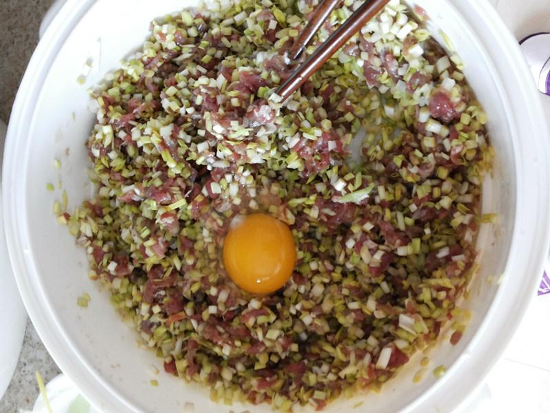 翡翠韭黄牛肉水饺的做法 步骤2