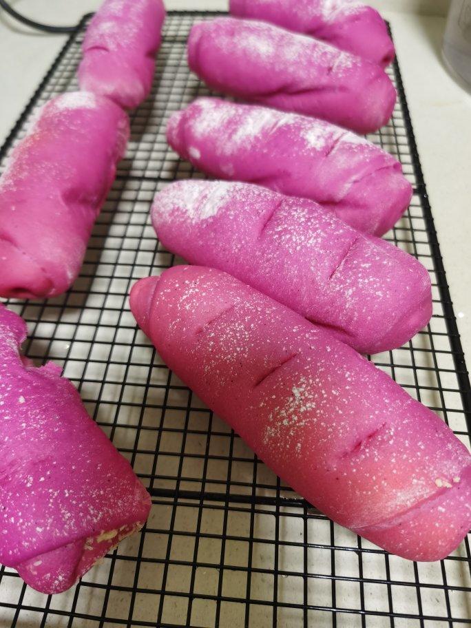 心形火龙果椰蓉面包