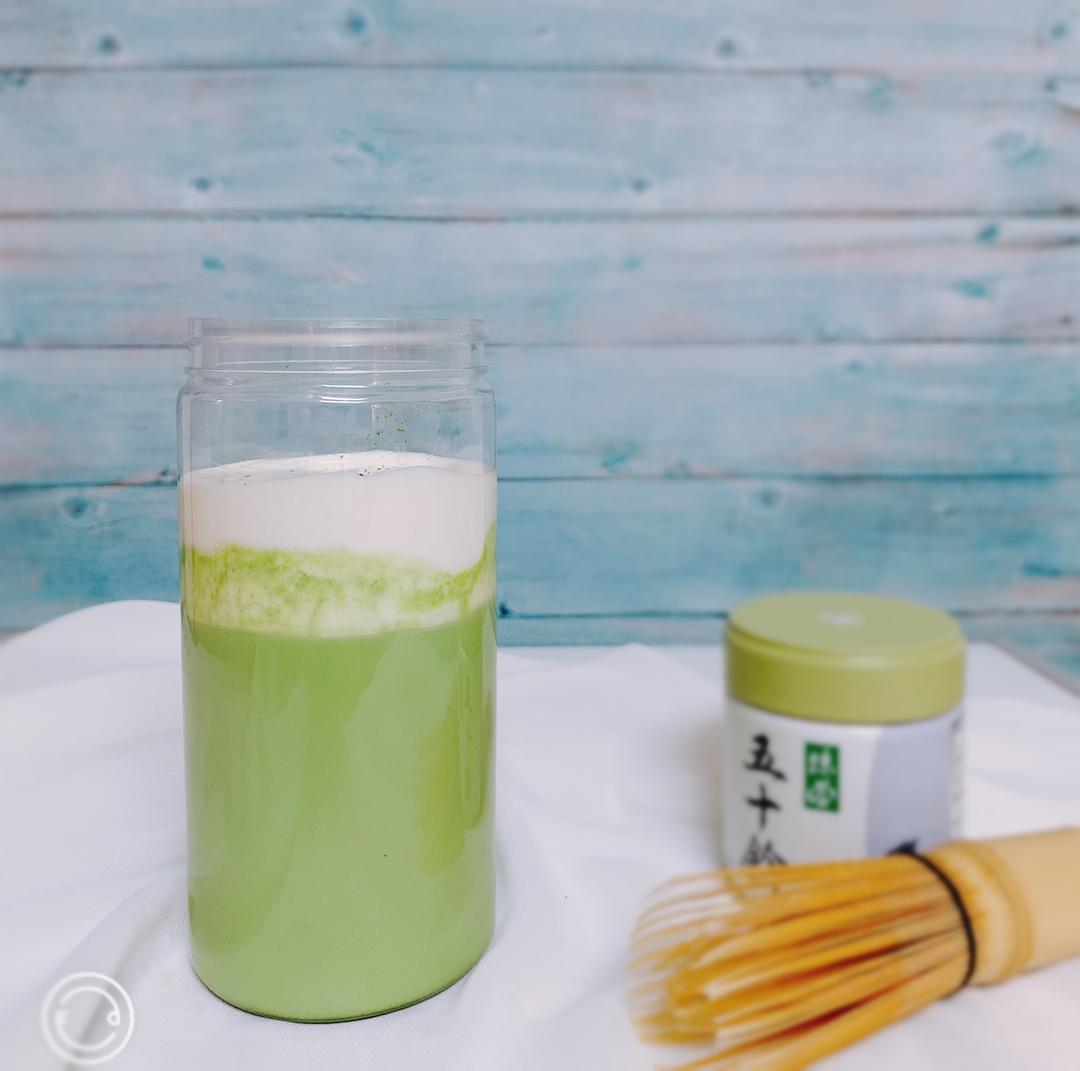 抹茶白巧拿铁奶盖茶