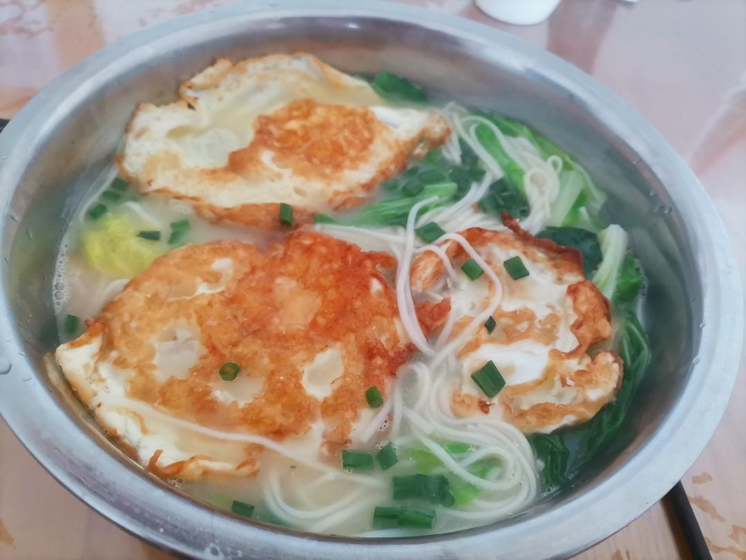 荷包蛋清汤面