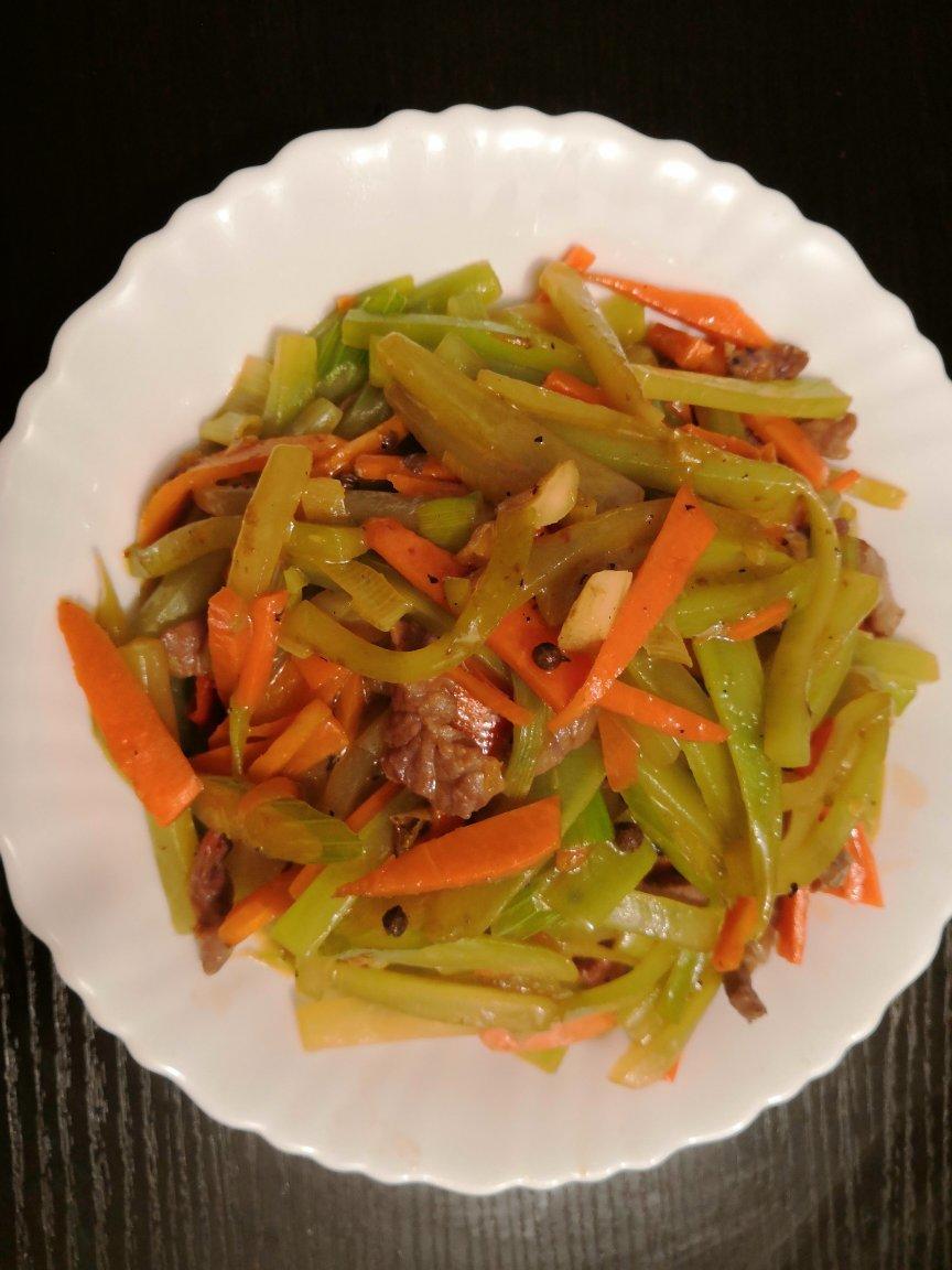 超简单的莴笋炒肉