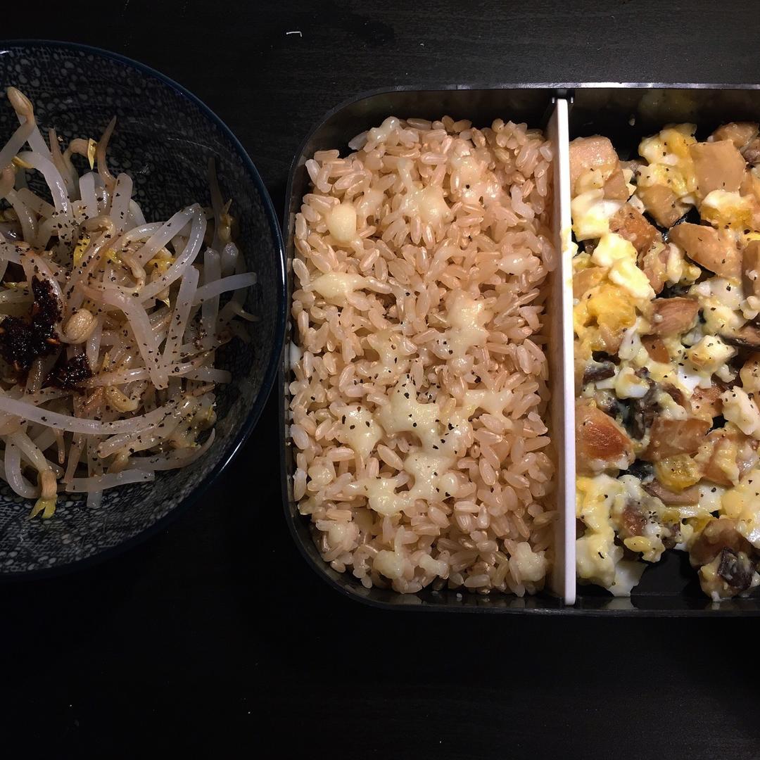 溏心蛋拌杏鲍菇。