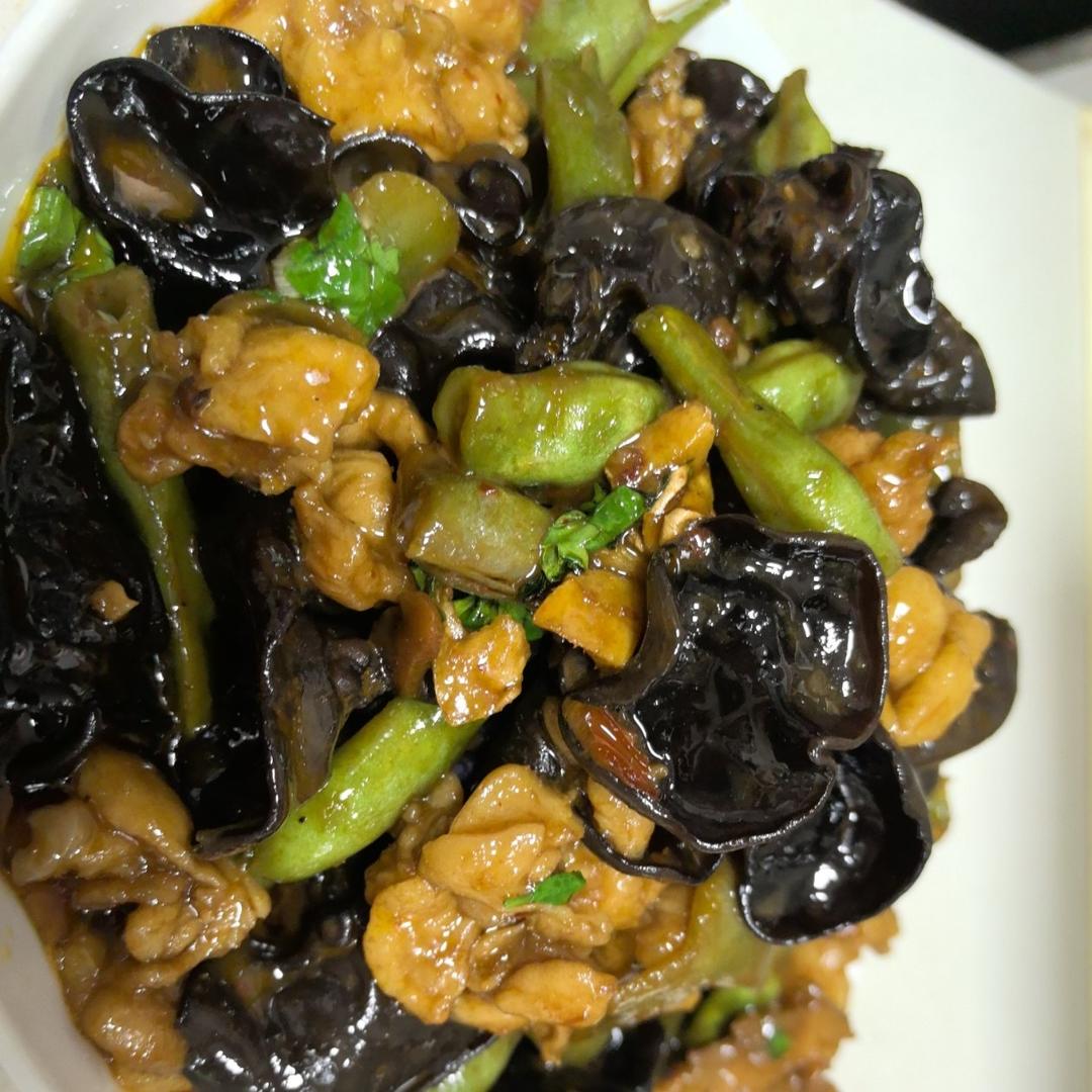 四季豆木耳炖鸡腿+红豆饭