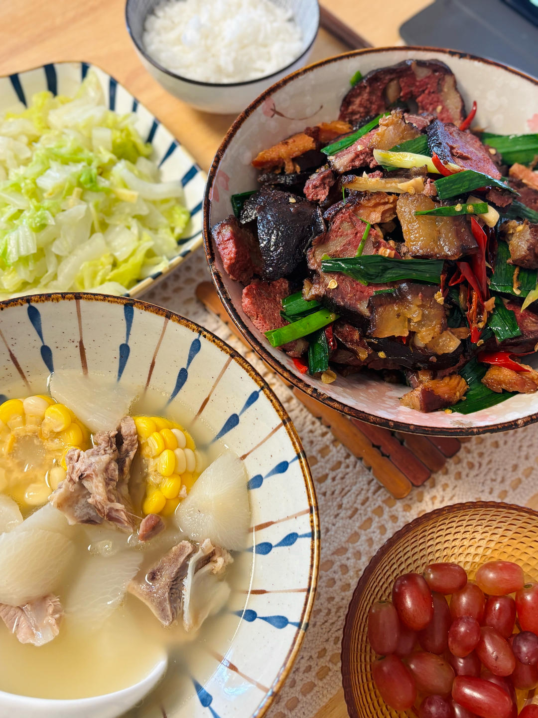 腊肉炒猪血丸子