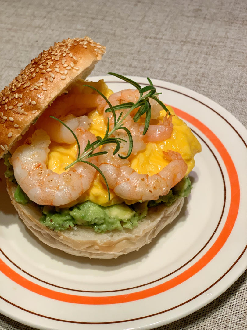 果果果大侠做的牛油果的神仙吃法—牛油果鲜虾贝果三明治