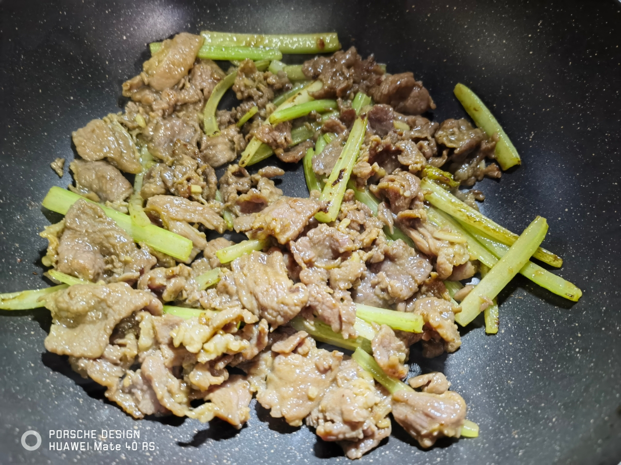 芹菜炒牛肉的做法 步骤4