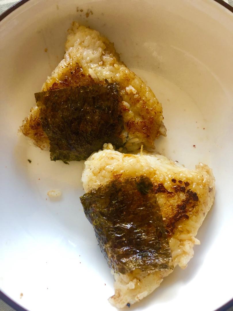 剩米饭的神仙吃法，肉松酱油烤饭团，平底锅就能做哦～
