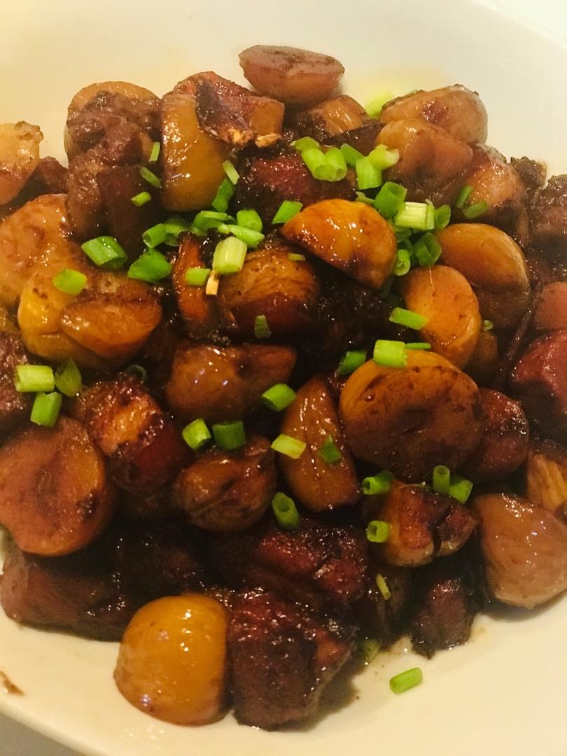 加了鹌鹑蛋后，这盘红烧肉，美味的逆天啦——鹌鹑蛋烧肉（孔瑶食谱）