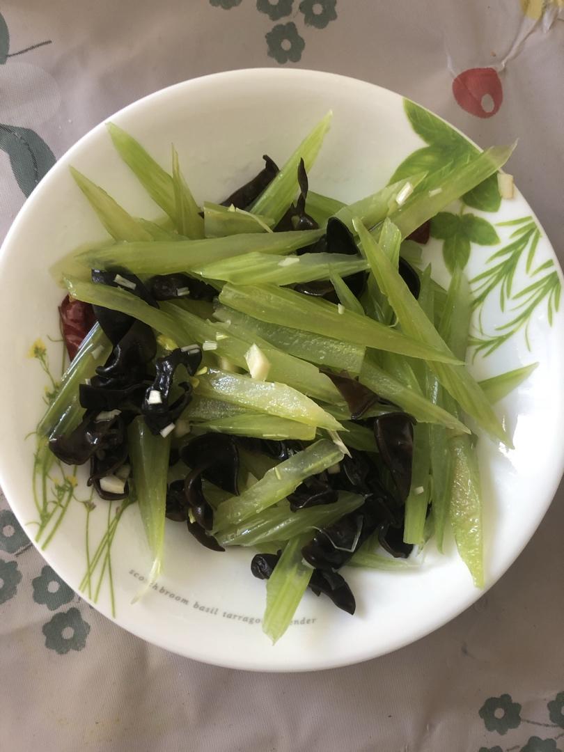 芹菜这样做有毒，吃一次爱一次