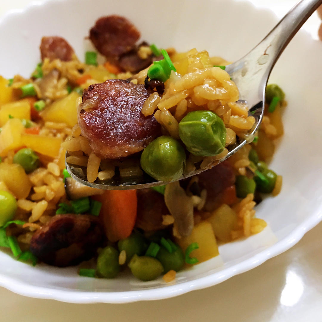 排骨腊肠香菇土豆胡萝卜闷饭电饭锅版